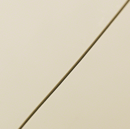 매끄러운 베이지색 타일에 그어진 직선의 클로즈업 사진.