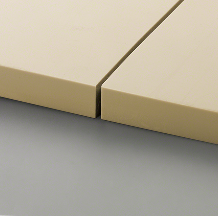 베이지색 타일 두 개가 정확하게 잘려 서로 바짝 붙어 있습니다.