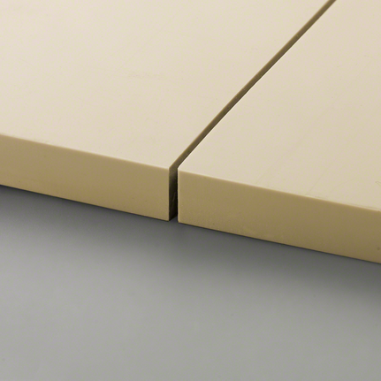 베이지색 타일 두 개가 정확하게 잘려 좁은 간격을 두고 나란히 놓여 있다.