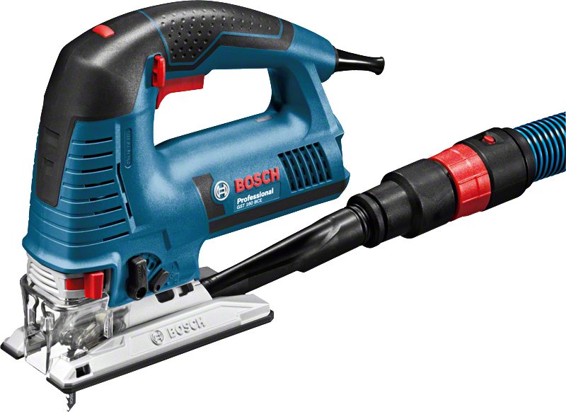 더 깨끗한 절단 작업을 위해 먼지 배출 호스에 연결된 전기 톱입니다.