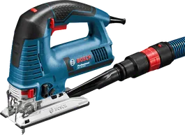 더 깨끗한 절단 작업을 위해 먼지 배출 호스에 연결된 전기 톱입니다.