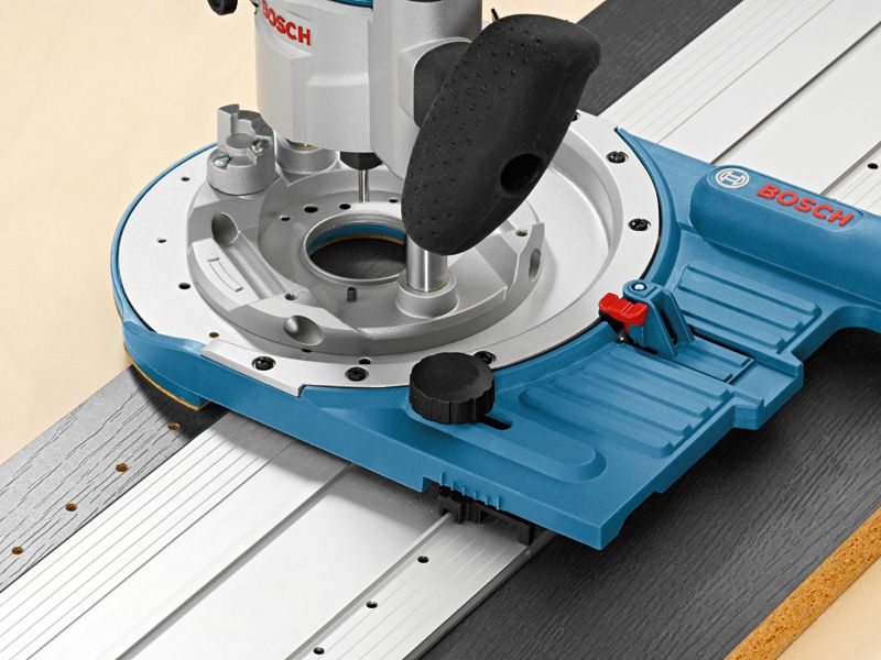 정밀한 직선 라우팅을 위해 라우터 가이드 레일 시스템 액세서리가 부착되어 있습니다.