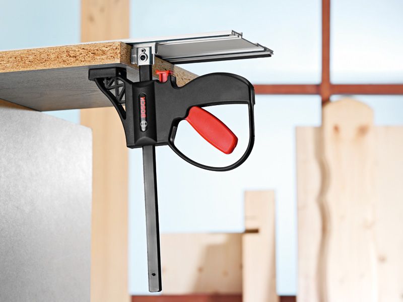 작업장에서 나무판을 금속 표면에 고정하는 시스템 액세서리 클램프입니다.