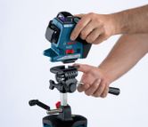BT 250 빌딩 삼각대에 장착된 Bosch 레이저 레벨링 도구입니다.