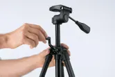 높이 조절이 가능한 Bosch BT 150 빌딩 삼각대.