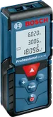 디지털 디스플레이가 장착된 Bosch GLM 40 레이저 측정기.