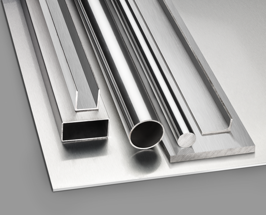 Expert for Stainless Steel 무선 톱용 원형 톱날 136x1.5/1.2x20 T30 평평한 표면에 배열된 반짝이는 금속판, 튜브, 막대.