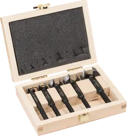 목재 케이스에 담긴 Bosch 5피스 포스트너 드릴 비트 세트.