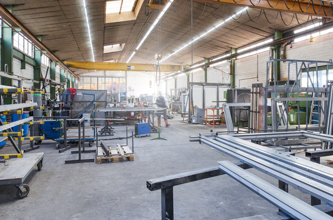 HSS 트위스트 드릴 비트 PointTeQ 19피스 ProBox 1 - 10mm 안전 장비를 착용한 작업자가 금속 제작 작업장을 이동하고 있습니다.