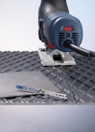 표면이 울퉁불퉁한 상태에서 직소톱으로 금속판을 절단하는 모습.