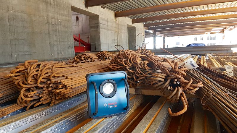 작업등이 달린 철근 쌓기.