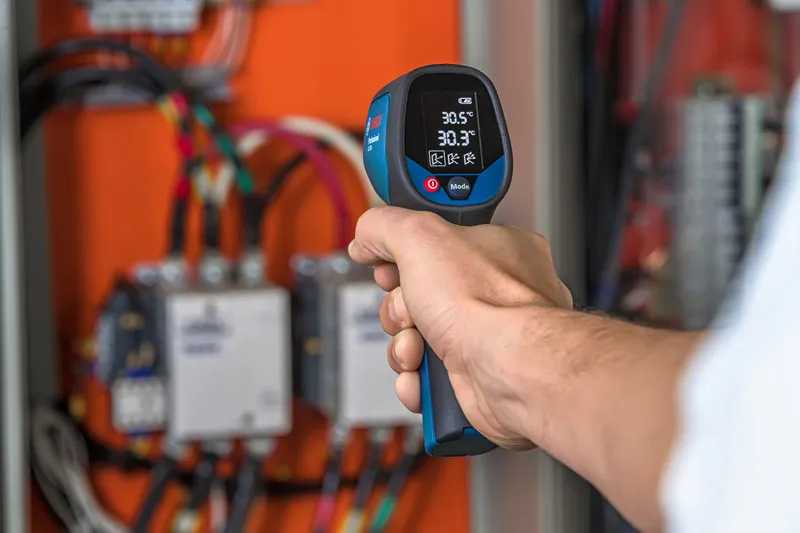 적외선 온도계가 패널을 점검합니다.