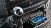 USB 케이블을 통해 자동차 콘솔에서 배터리 팩을 충전합니다.