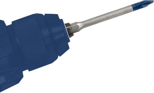 파란색 팁 드라이버 비트가 장착된 무선 전동 드릴입니다.