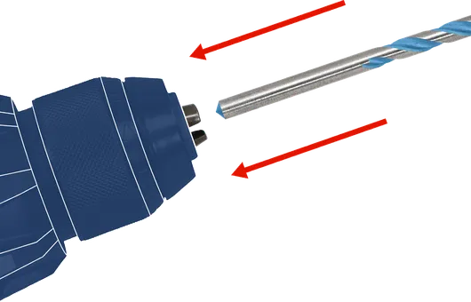 드릴 비트를 전동 드릴 척에 삽입하는 모습입니다.