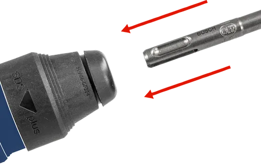 전동 공구 척 근처에 드릴 비트를 배치하여 부착할 준비를 합니다.