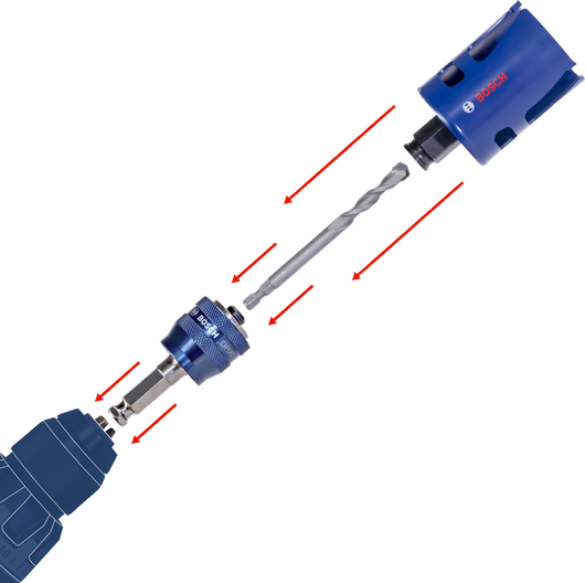 드릴에 연결된 홀 톱 부착물로, 큰 구멍을 뚫을 준비가 되어 있습니다.