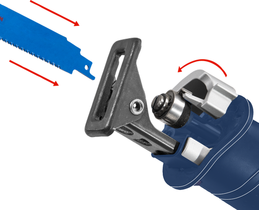 분리된 파란색 톱날이 설치 위치에 있는 왕복 톱입니다.