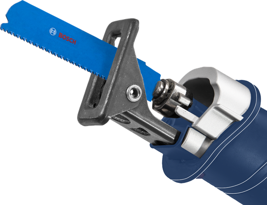 전동 공구에 파란색 톱날이 장착된 왕복형 톱 부착물입니다.