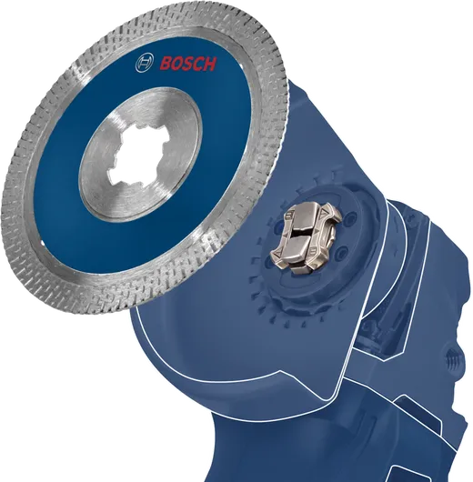 절단 작업을 위해 다이아몬드 톱날이 부착된 각도 분쇄기를 확대해서 보여줍니다.