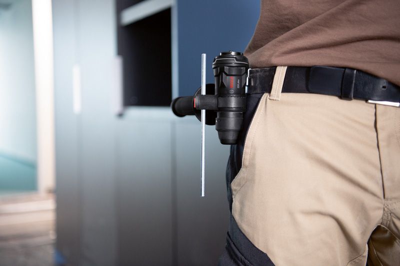 작업장에서 사람의 벨트에 부착된 FlexiClick 어댑터.