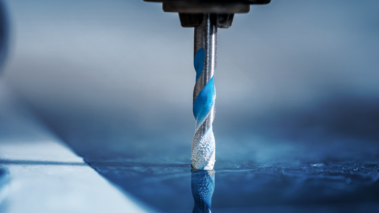 반사 타일 표면에 구멍을 뚫는 드릴 비트입니다.