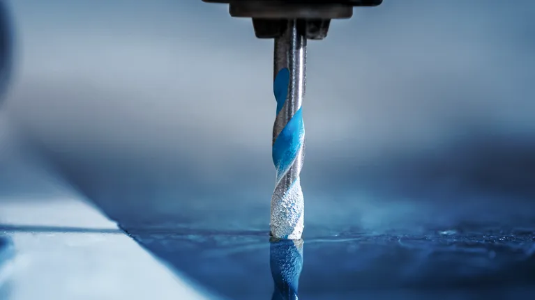 반사 타일 표면에 구멍을 뚫는 드릴 비트입니다.