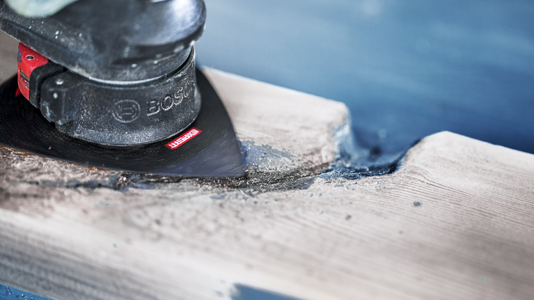 EXPERT Sanding Plate AVZ 90 RT2 멀티툴 블레이드 90mm 진동식 멀티툴을 사용하여 나무 조각을 연마하고 모양을 잡는 모습입니다.