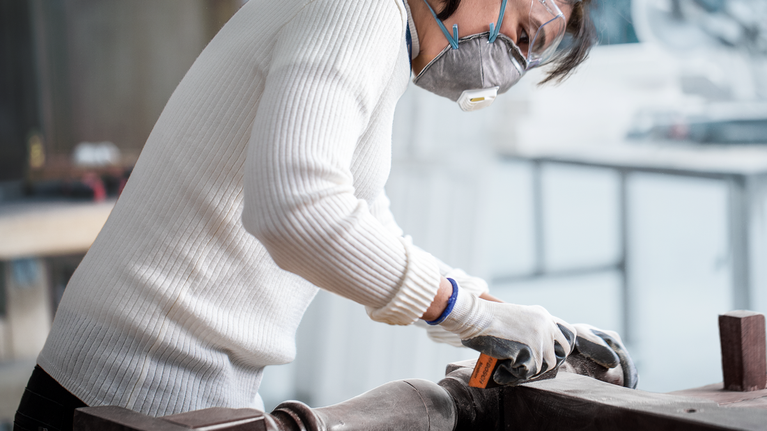 EXPERT S471 표준 샌딩 블록, 26 x 69 x 97mm, 중간, 미세, 초미세, 3피스 안전 장비를 착용한 사람이 작업장에서 금속 표면을 연마하고 있습니다.