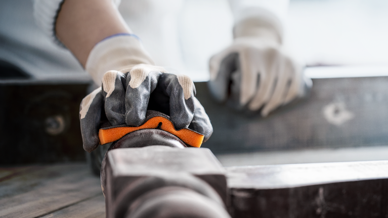 EXPERT S471 표준 샌딩 블록, 26 x 69 x 97mm, 중간, 미세, 초미세, 3피스 안전 장비를 착용한 사람이 금속 파이프를 잡고 정렬을 하고 있습니다.