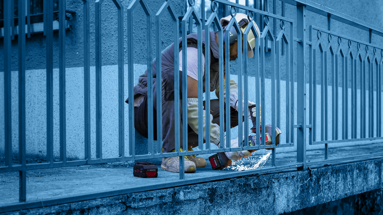 EXPERT Diamond Metal Wheel 대형 사이즈 컷팅 디스크 355 x 25.4mm 안전 장비를 착용한 사람이 전동 공구를 사용하여 금속 울타리를 자릅니다.