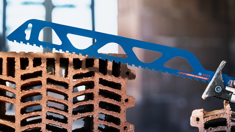 속이 빈 건축용 벽돌을 자르는 톱날입니다.