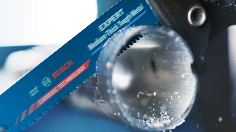 EXPERT ‘Medium-Thick Tough Metal’ S 1155 HHM 컷소날 1종 톱날이 금속 파이프를 자르는 모습. 금속 부스러기가 보입니다.