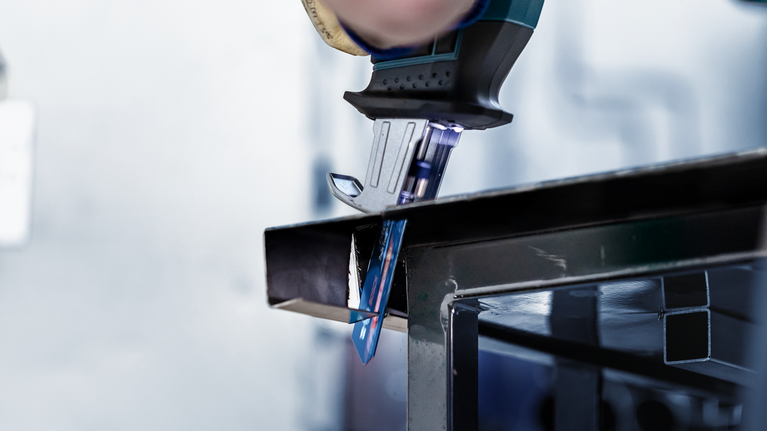 퍼즐을 사용하여 금속 막대를 자르는 사람.