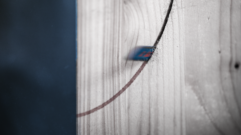 왕복톱날이 나무에 곡선을 자르고 있다.