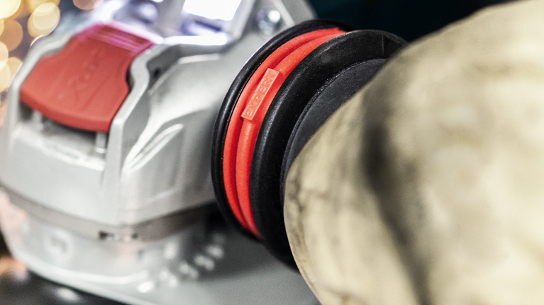 먼지 제거를 위해 대형 유연한 호스 연결부에 부착된 전동 공구입니다.