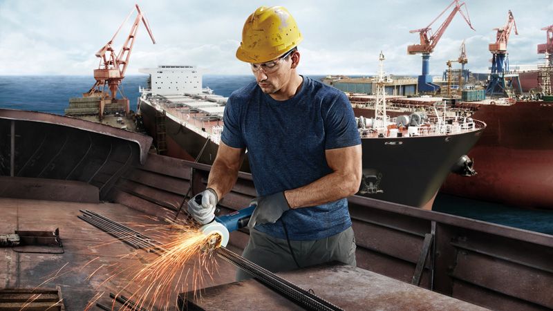 조선소에서 금속을 갈고 있는 노동자.