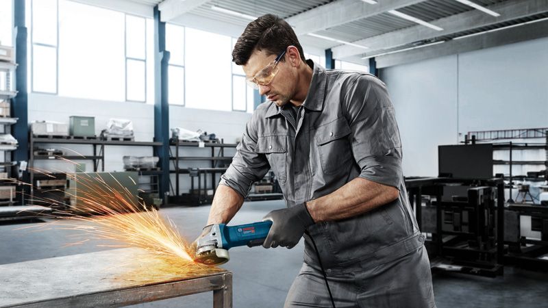 금속 테이블을 갈고 있는 남자.