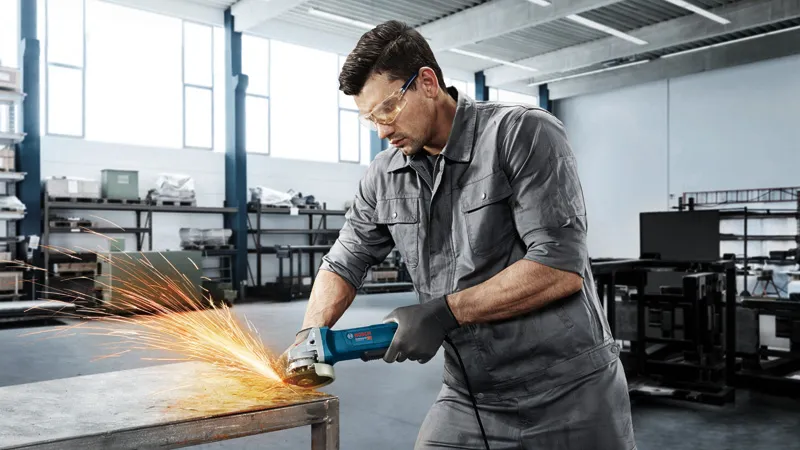 금속 테이블을 갈고 있는 남자.