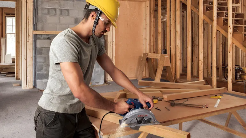 원형 톱을 사용하는 남자.