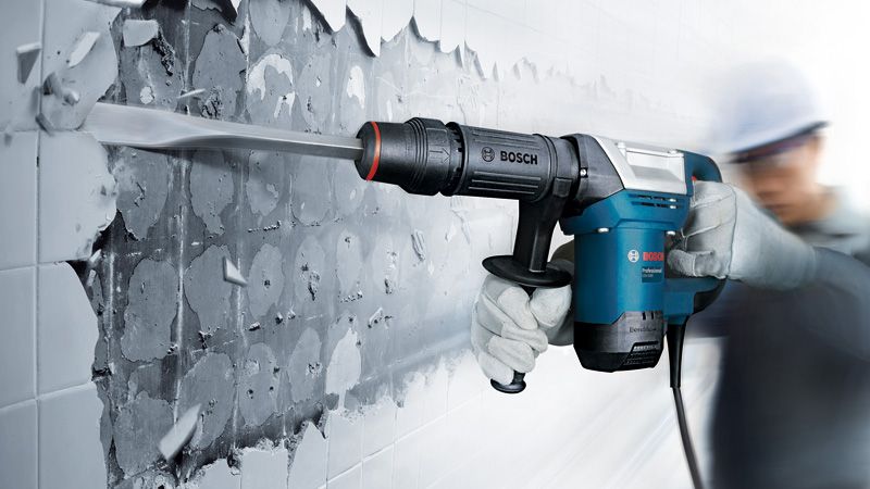 Bosch GSH 500 철거 해머로 벽 타일을 부수세요.