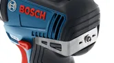 금속 벨트 클립이 달린 Bosch 무선 드릴 핸들.