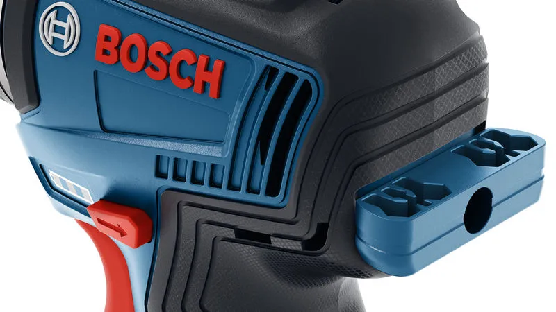 GSR 10.8V-35 측면에 비트 홀더가 장착된 Bosch 드릴.