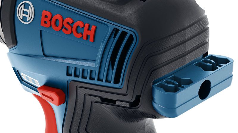 측면에 비트 홀더가 장착된 Bosch 드릴.