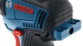 측면에 비트 홀더가 장착된 Bosch 드릴.
