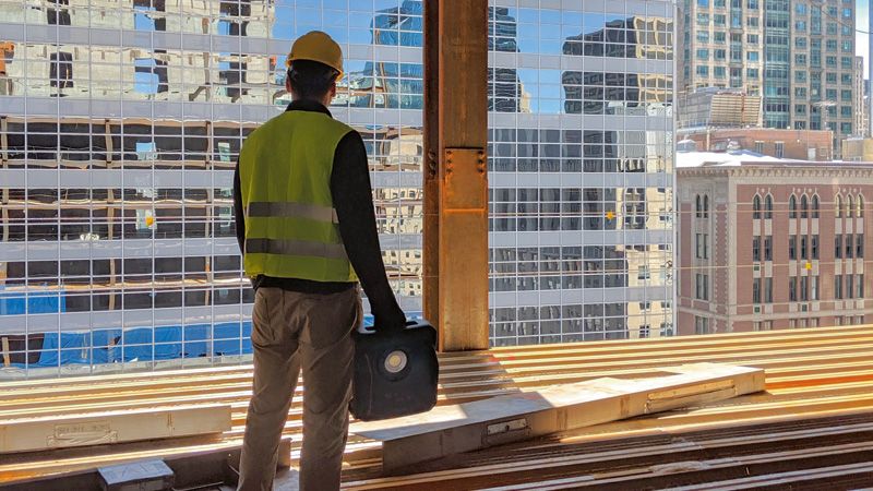 도시를 내려다보는 건설 노동자.