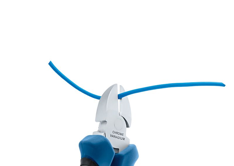 Bosch 사이드 커터로 파란색 DC 케이블을 절단합니다.