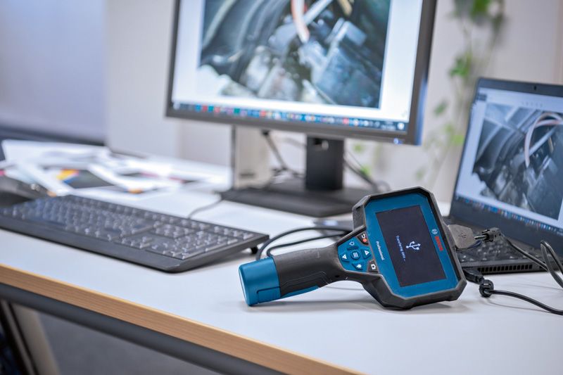 사무실 책상 위의 컴퓨터에 연결된 검사 카메라가 엔진 이미지를 표시합니다.