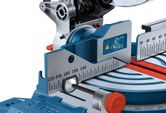 각도 측정 눈금이 있는 Bosch GCM 254 미터톱.