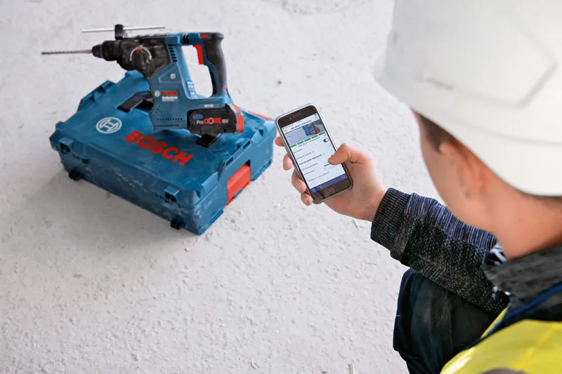 Bosch 공구를 사용하는 작업자.